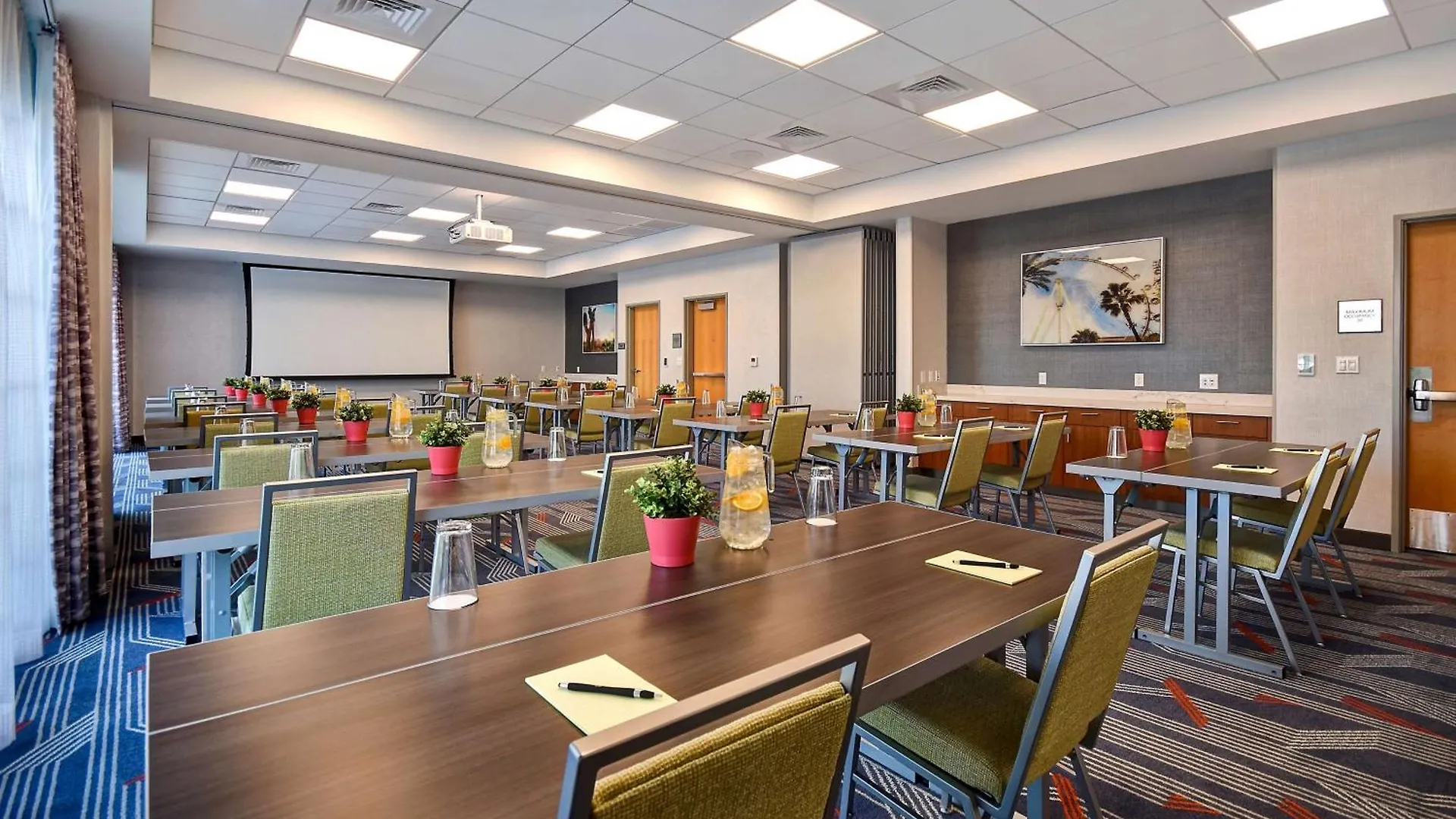 Home2 Suites By Hilton Las Vegas Convention Center - No Resort Fee 3*,